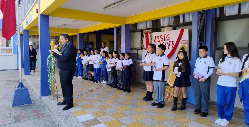Celebramos pascua de resurrección con la ceremonia del cirio pascual